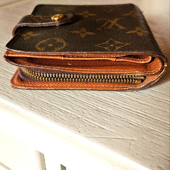 Authentic Louis Vuitton Monogram Canvas Wallet - Picture 2 of 11